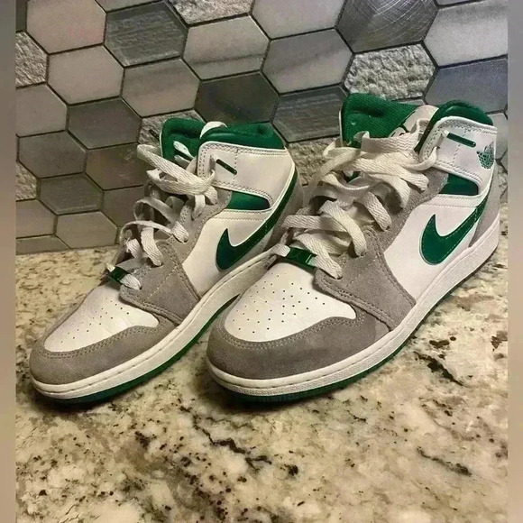 Air Jordan 1 Med SE In Pine Green size 6.5Y - Picture 1 of 8